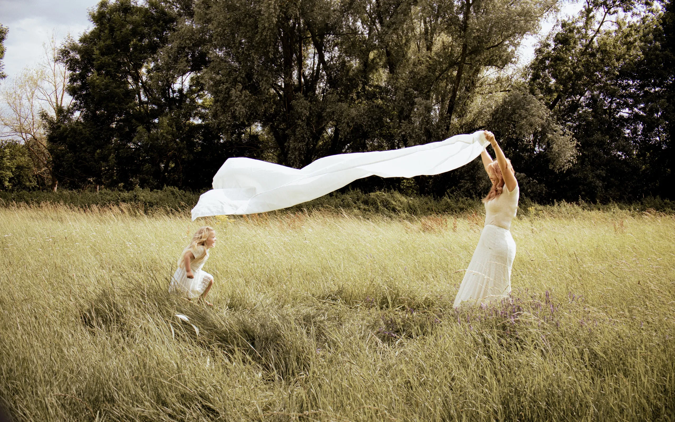 Familien- und Kinderfotografie in der sommerlichen Wiese